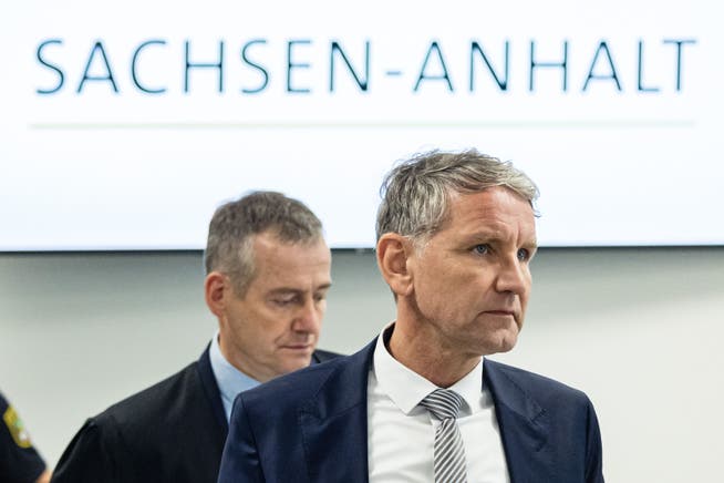 Der Thüringer AfD-Vorsitzende Björn Höcke am Dienstag vor dem Landgericht in Halle an der Saale, hinter ihm ein Verteidiger. 