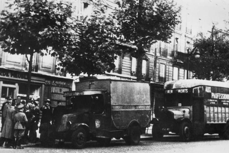 Der «Einsatzstab Reichsleiter Rosenberg» bei einem Raubzug im besetzten Paris, 1942. In dessen Windschatten sammelte der «Sonderstab Musik» wertvolle Instrumente ein und liess sie ins Reich bringen. Viele dürften noch heute in Deutschland sein.