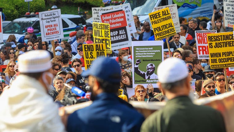 Studenten protestieren am 1. Mai in New York auch gegen die Polizeipräsenz in der Columbia University. Auf Wunsch der Universitätsleitung steht der Campus für die kommenden Wochen unter Polizeischutz. (Selcuk Acar / Anadolu / Getty)